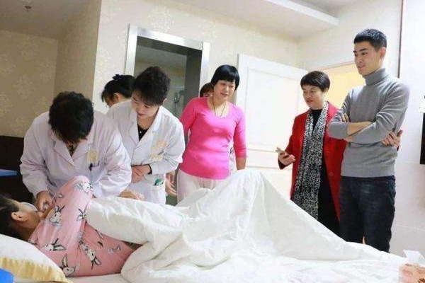 宝妈|宝宝出生才7天,产妇一直跟他说话,全家笑她,婆婆却看出不太对