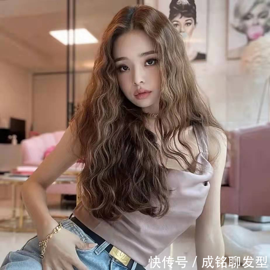 脸大 有这三个特征的女人,千万别烫这种全头烫卷发,土气显老还显脸大