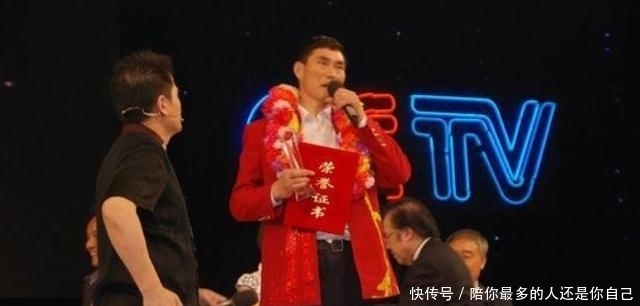 小学文凭的朱之文,书法被炒到4个字20万,专家:书法家不如文盲