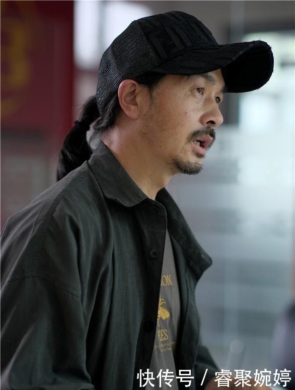 抖音|公司老板带员工跨界玩抖音,大笑称达到了人生的巅峰