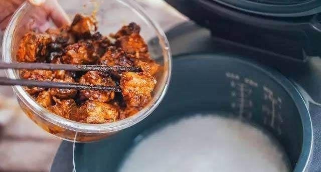 电饭煲又油又脏，别再胡乱用水擦，教你个方法，一擦就干净