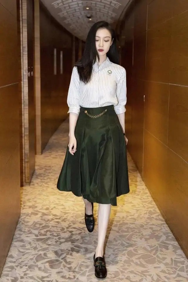 玛丽珍鞋|穿裙子不一定要配凉鞋,今夏试着搭配这“2双鞋”,时髦显高