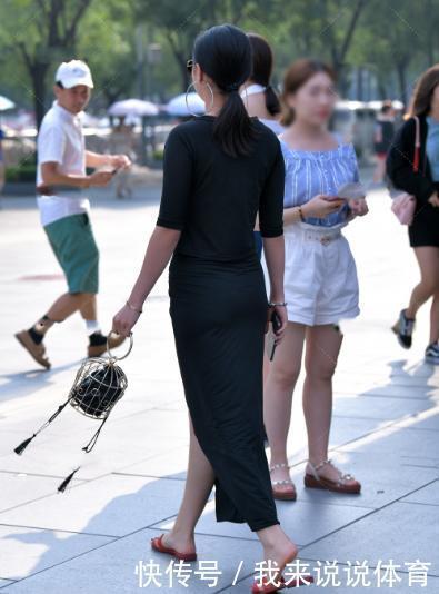 黑色开叉连衣裙搭配鸟笼式手提包，款式独特，高贵优雅