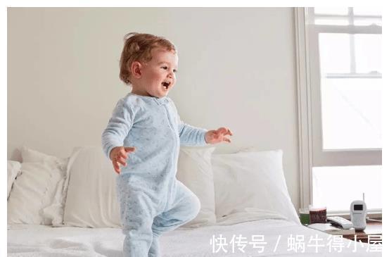新生婴儿|新生婴儿什么时候开始学走路最佳,怎么保证婴儿的腿是直的?