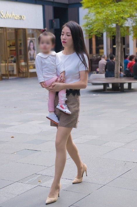 辣妈脚踩高跟还能抱孩子，实力很强，练出来的