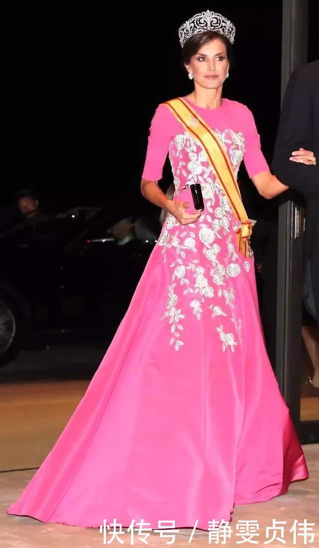 莱蒂齐亚王后的这套造型色彩协调真好,搭配祖母绿耳环,惊艳万分