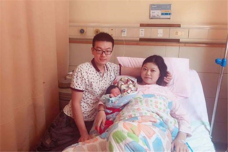 老人|儿媳二胎生下孙女,爷爷奶奶笑得合不拢嘴,孙子:是我够不可爱吗