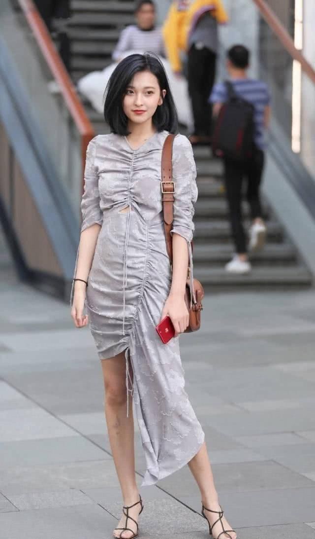 白色|路人街拍,姑娘穿一件白色高腰吊带背心,展现出一种自然清新的美