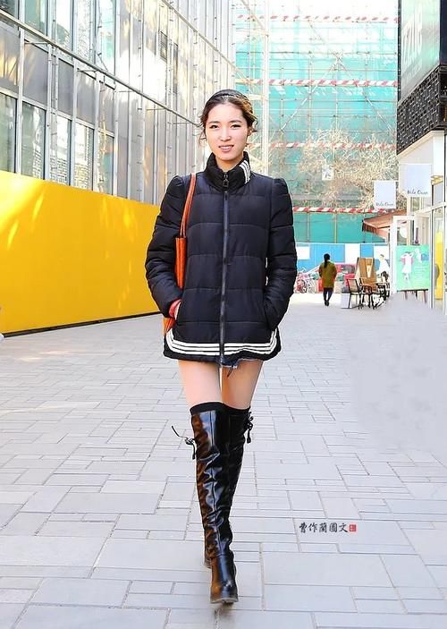 街拍：一双肉丝，助力美女穿出轻熟风