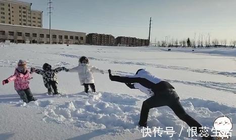 仨娃|奶爸带仨娃雪地里练“降龙十八掌”火了,一个真敢推,三个真敢倒
