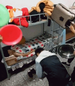 |搞笑GIF趣图:再也不敢在宿舍睡懒觉了,室友们太疯狂