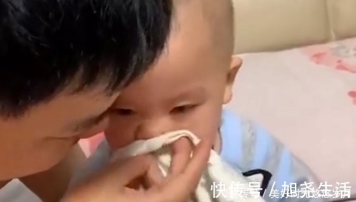 故事书|“煽情奶爸”为娃讲故事火了,娃一脸憋屈糟老头子真的坏得很!