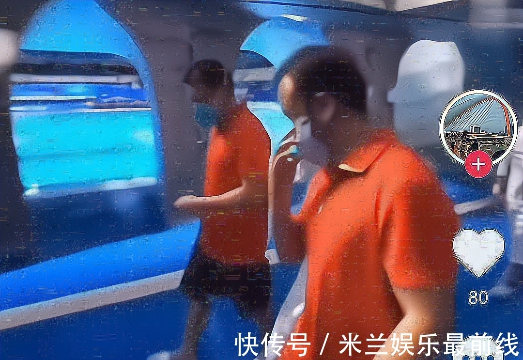 2大保鏢左右護(hù)送!全紅嬋昂首挺胸走在中間,夏天穿大棉襖挺喜感