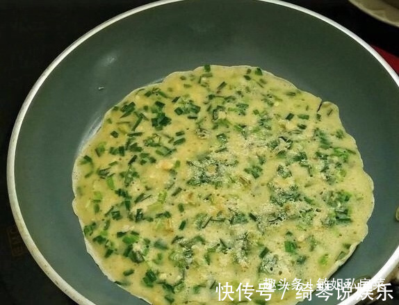 不放面粉的韭菜饼，教你做一锅，香味浓郁，鲜美营养，出锅吃一盘