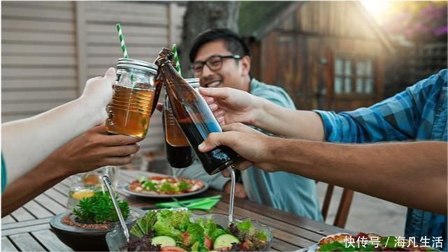 想养肝的人,尽量少喝或不喝这3种“酒”,可能你不放在心上