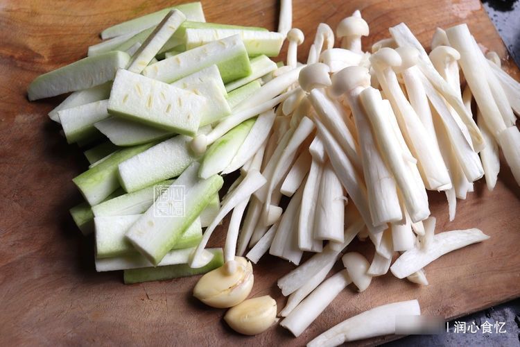 成本|夏天,丝瓜和海鲜菇一起煮,成本不过6元,喝着比海蛎汤还鲜美