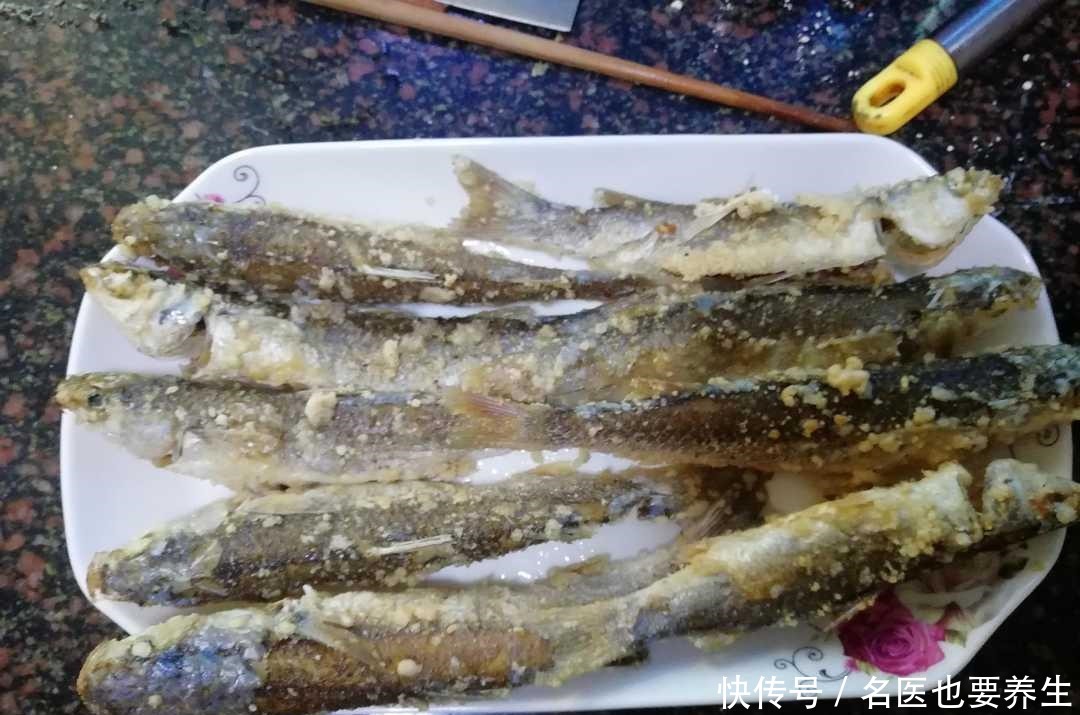 鲜嫩|香炸乌鲻鱼,只要两样调料,表皮酥脆,鱼肉鲜嫩