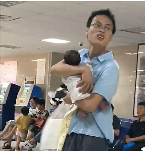宝爸|“人贩子爸爸”走红,抱着亲生儿子如同偷娃,神情慌张让人忍不住想笑