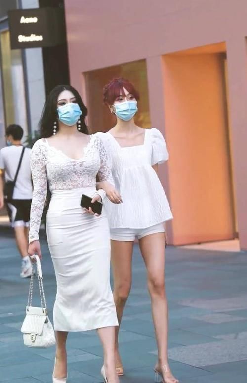 小姐姐选择了一整套粉色的套装,有一颗少女心,很有气质