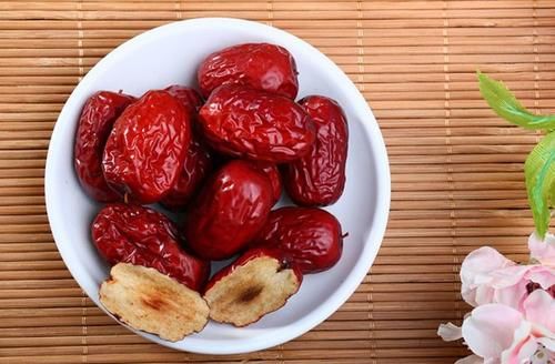 泡水|红枣“干吃”好还是“泡水喝”好,有很多人不清楚,不妨了解一下
