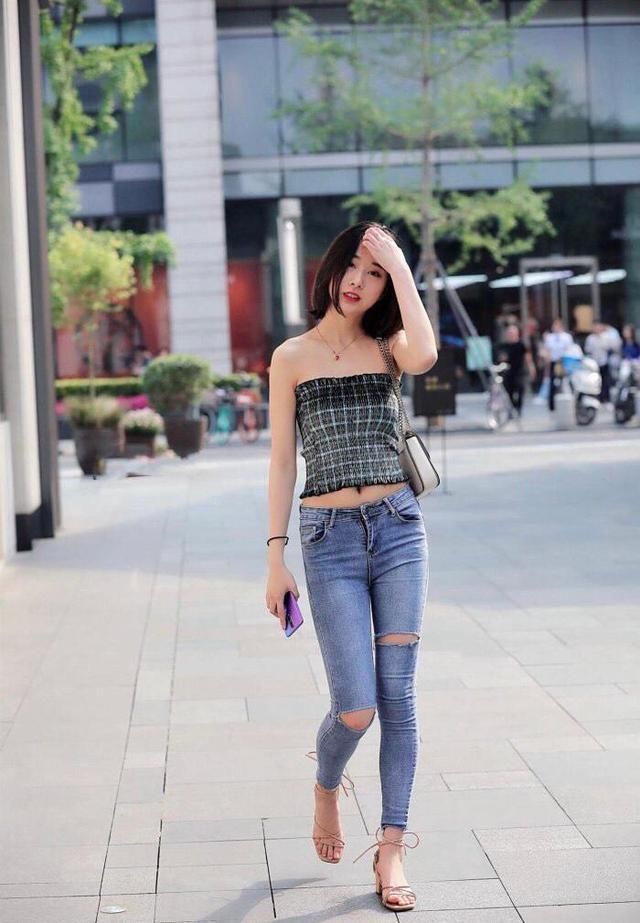  时尚|“街拍女神”秋季穿搭果然迷人，抹胸上衣配牛仔裤，美成初恋女友