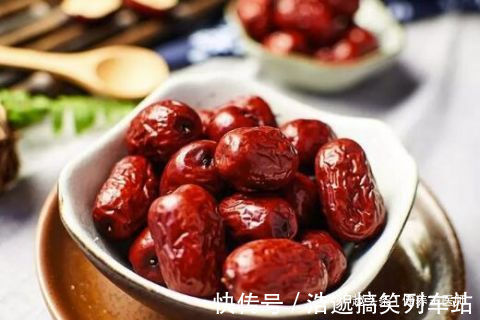 泡茶|红枣生吃好,还是泡茶好?大多数人搞错了,难怪吃了2月没效果