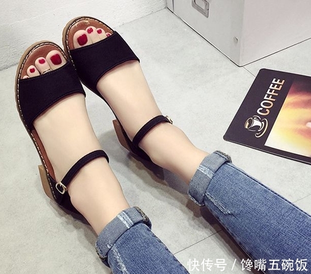 适合脚宽女人的露趾鱼嘴凉鞋,穿出纤细腿,是女人们的最爱