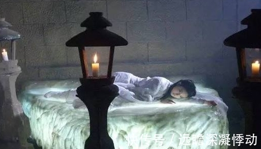 寒玉@神雕中有四样罕见的宝物,软猬甲排第四,第一不是玄铁重剑