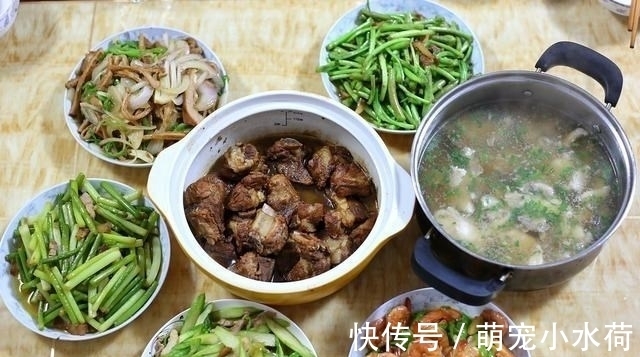 8个人的晚餐，一桌菜花费不到200元，网友：羡慕四线城市的生活