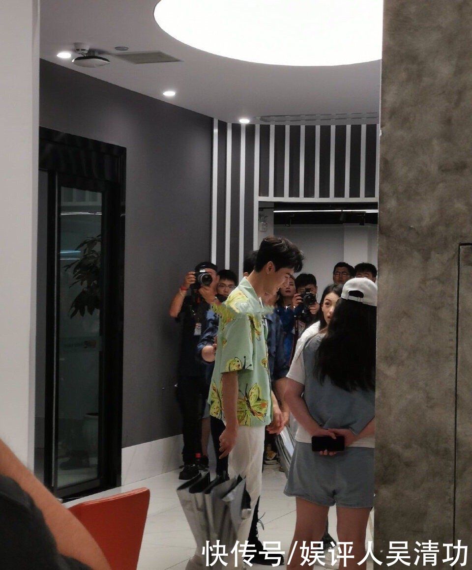 周也|丁真在《中餐廳5》的路透照比龔俊還多？周也當眾摳鼻孔引起熱議