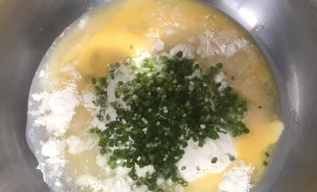 搅拌|早餐饼快速做法，2个鸡蛋，1碗面，10分钟做出全家人的早餐
