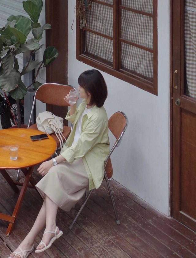 穿搭|今年秋天流行这样穿，看完你就学会了，T恤叠穿也可以那么美