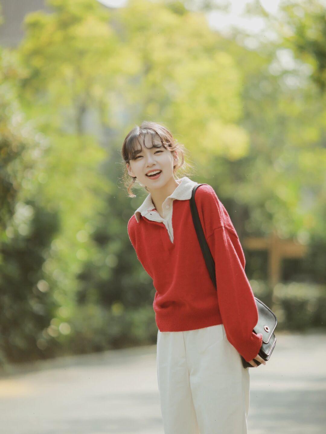 毛衣 冬天打底衫怎样选?一件红色针织衫+白色牛仔裤,休闲又显气色!