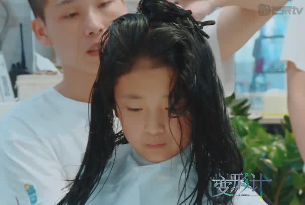 变形计农村女孩第一次做头发,前后判若两人,网友挪不开眼