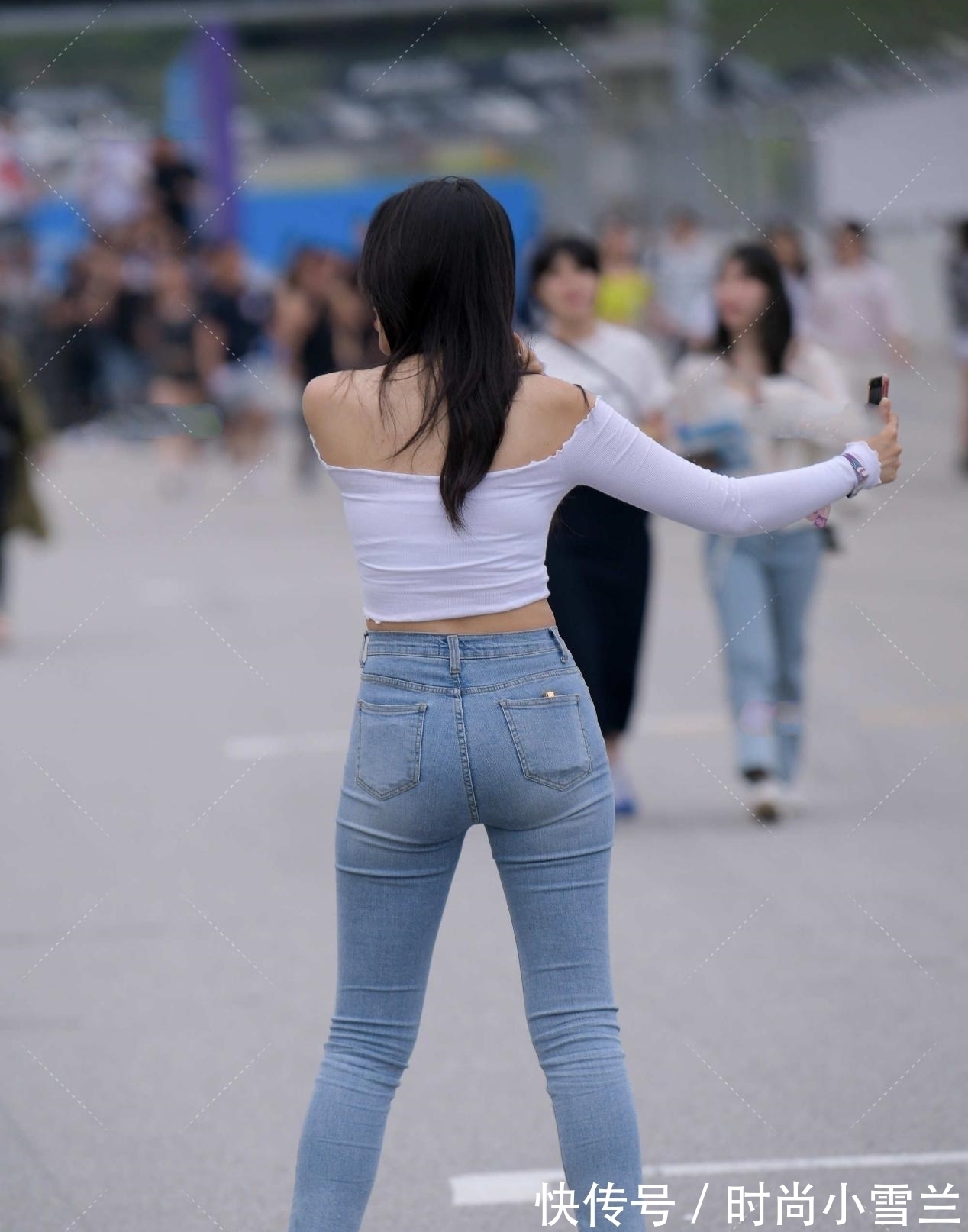 穿搭 清爽穿搭,白色一字肩长袖搭配直筒牛仔裤,简单又耐看