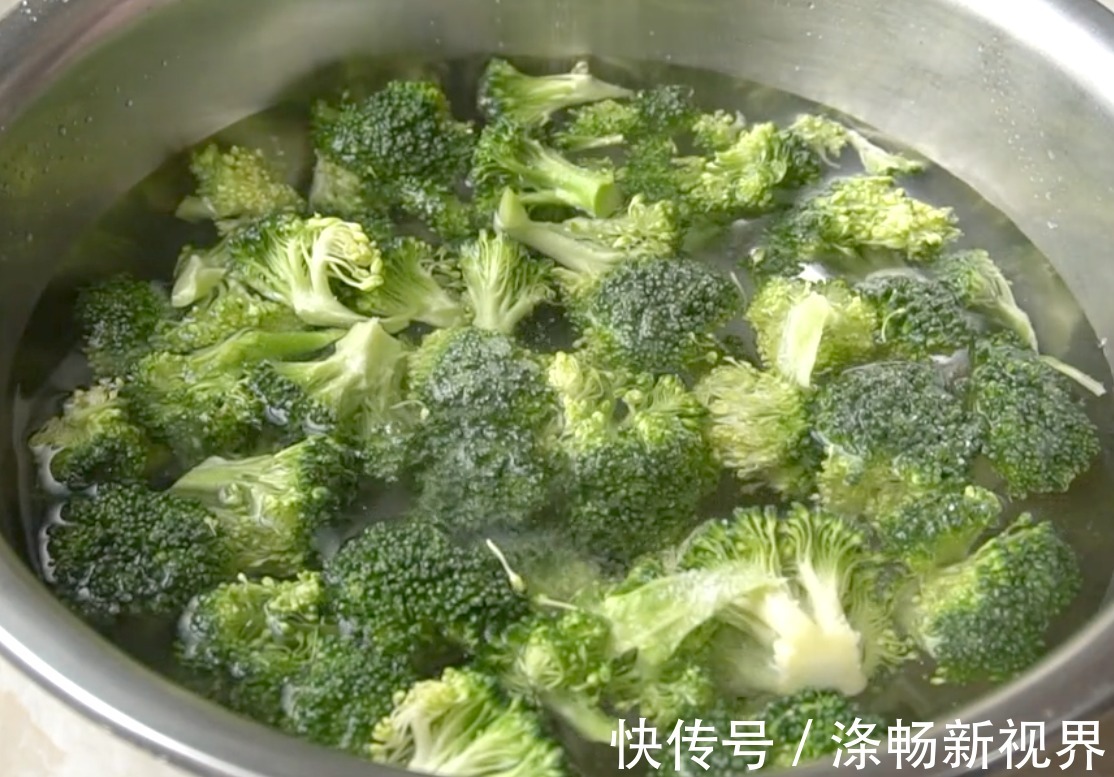 西兰花|西蓝花又出新吃法，不炒不炖不凉拌，做法简单，鲜香美味，超好吃