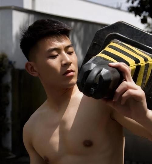 体育生|颜值高、身材棒,让人着迷的21岁大三体育生,这样的男生太有魅力