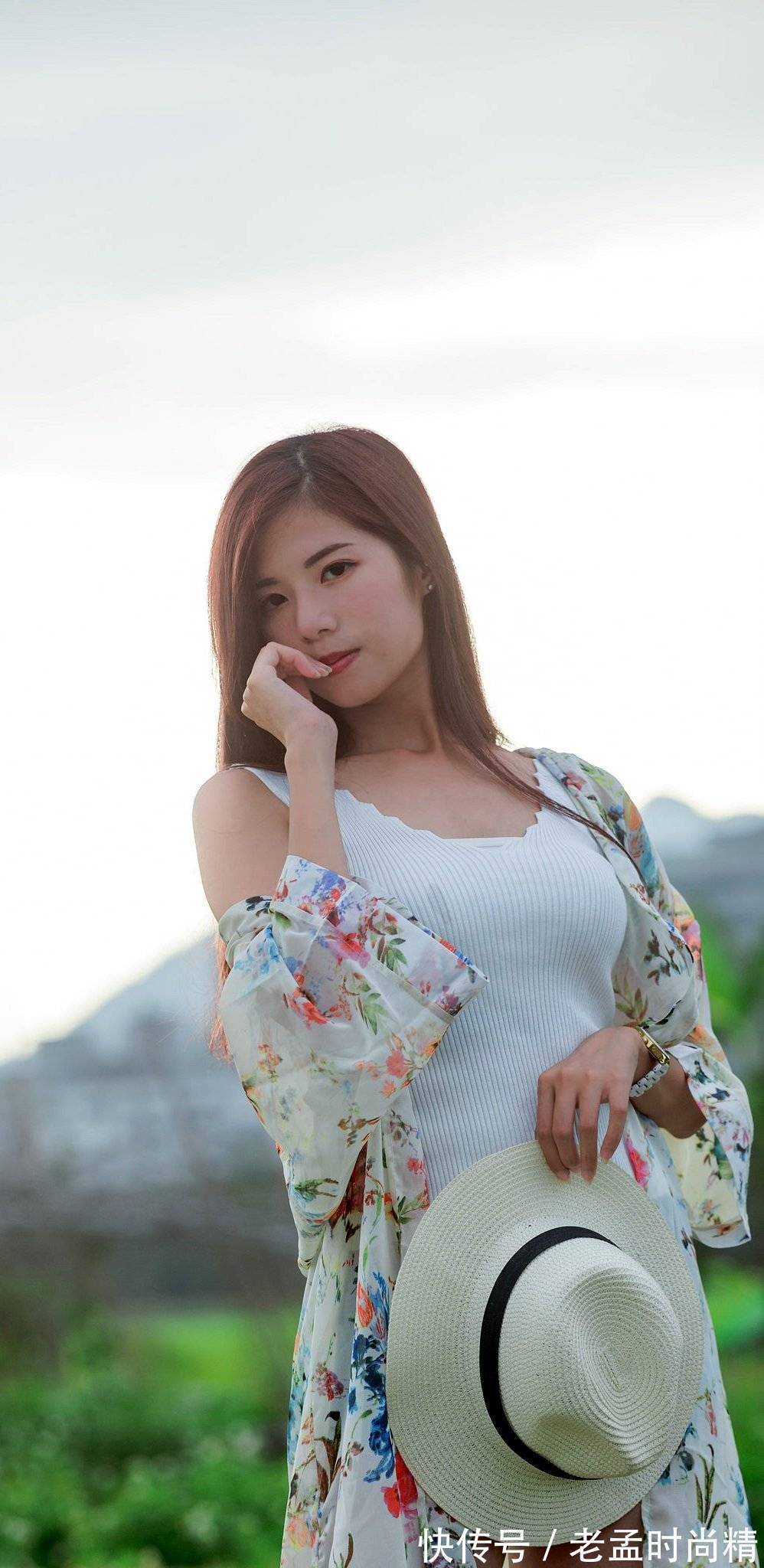 牛仔短裤 一件白色的背心搭配牛仔短裤,清凉又时尚