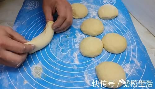 面粉别烤面包了,锅里烙一烙,个个松软香甜,保证全家都爱吃