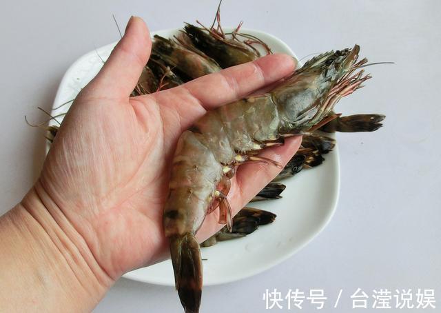 水煮大虾时,有人放盐有人放醋,大厨教你正确做法,香嫩还不腥