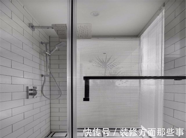 现代|80平黑白灰现代北欧风,黑色床头柜质感满满