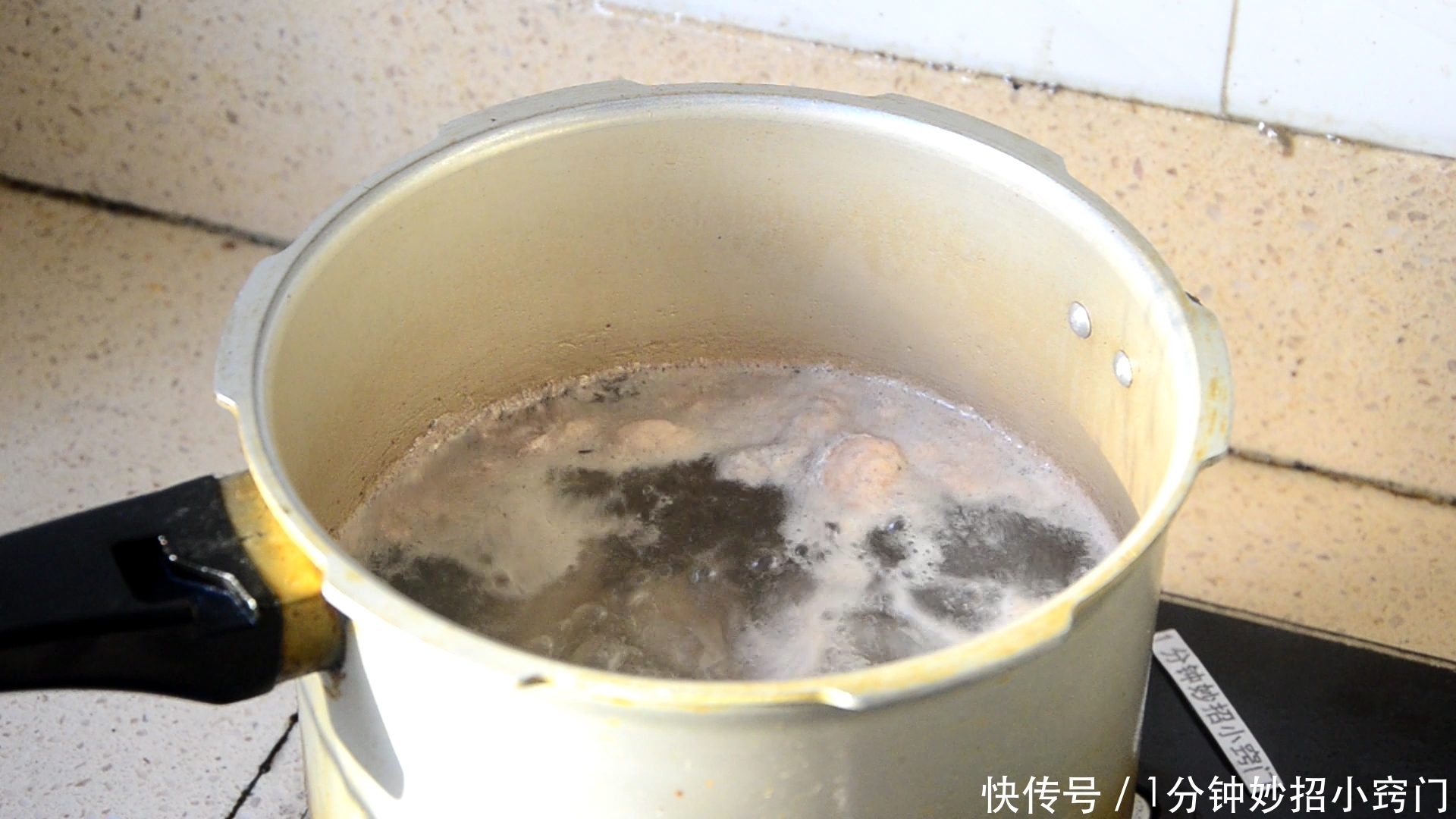 炖肉时上面的浮沫应该撇去吗?大多数人都做错了,看完提醒家人