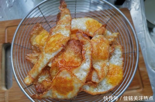 不用鸡蛋做的蒜香荷包蛋,外酥里嫩,下饭吃香喷喷