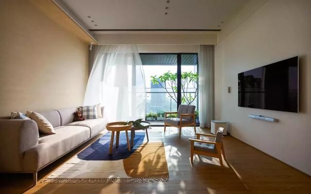 地砖|客厅连接阳台,要不要装隔断门?幸好我精明,一锤下去赚了好几万