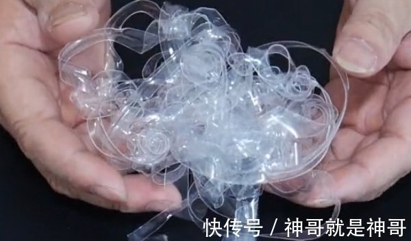 把塑料瓶剪成细丝状，解决了家家户户的大难题，省钱又实用