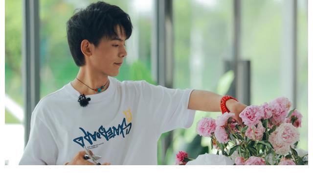 《中餐厅5》明星首期造型出炉，黄晓明比年小15岁的龚俊还嫩？