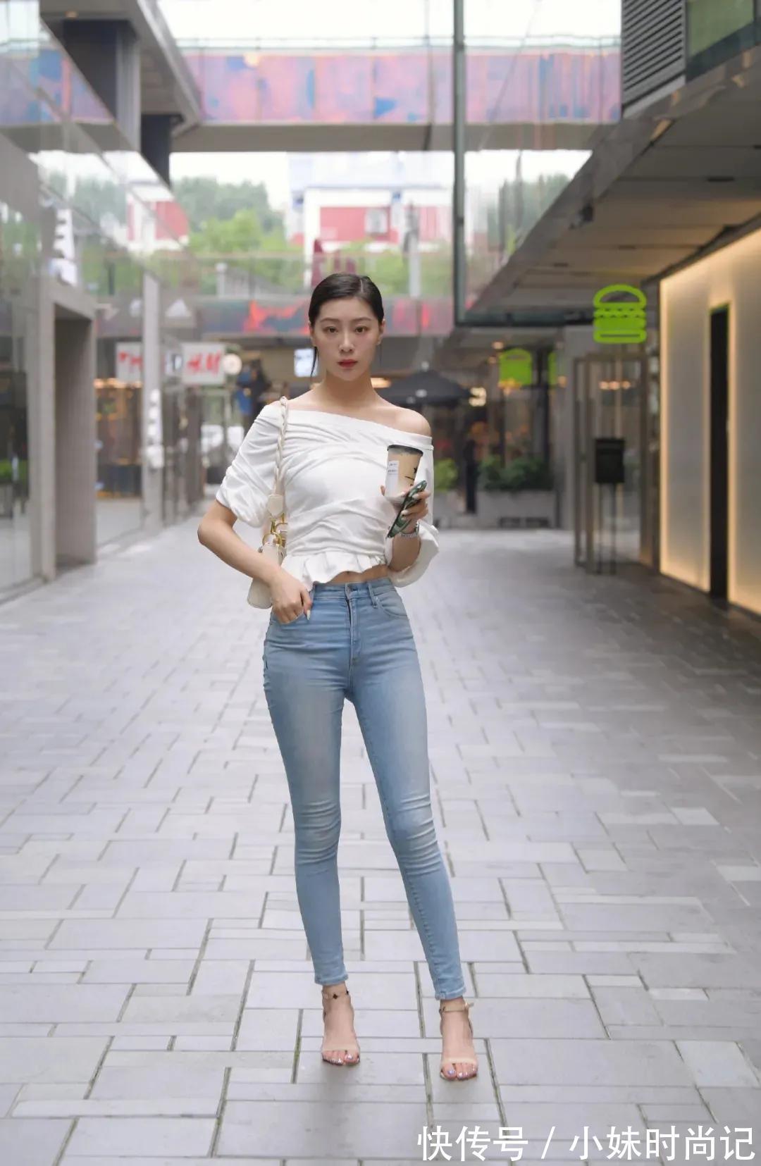 穿牛仔裤的老师