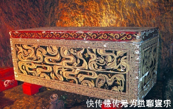 乌龟$东北发现一座古墓,墓主人手里拿着两只乌龟,专家:终于找到你