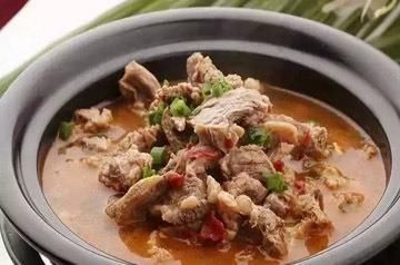  每天精选不同菜肴给大家，摆放好辣子鸡丁，生活需要的是一日三餐吃好