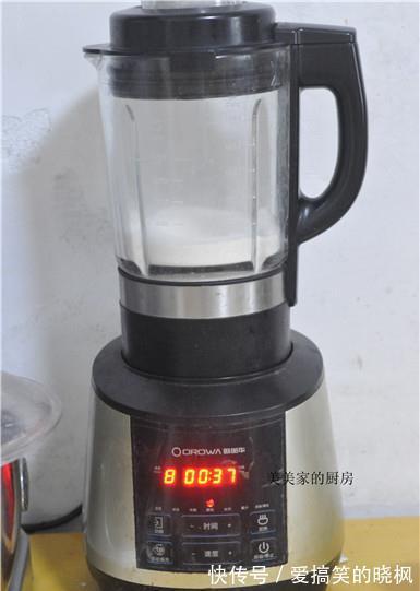 黑豆糕|夏天湿气重，补药一堆，不如吃它一块，清爽粉糯，凉吃更带劲！